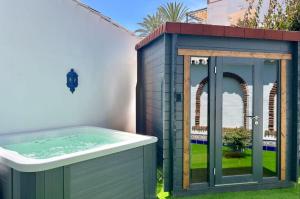 Walk everywhere! Sauna and Jacuzzi