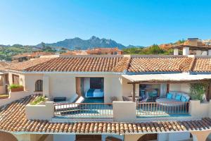 Luxury Seafront Apartment - Beach Access - Parking & WiFi - by Coral Property