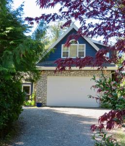Cobble Wood and Bird Sanctuary Guest Houses - 4hvězdičkové hotely ve městě Tofino