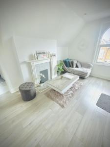 BEAUTIFUL 2 Bedroom Apartment CENTRAL Wimbledon, 2 min walk to Wimbledon Station
