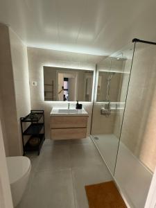 New and bright apartment, 2min from the beach