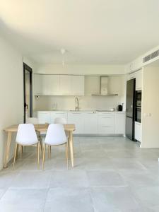New and bright apartment, 2min from the beach