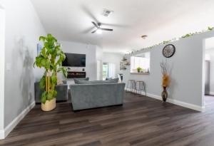 Family Retreat Near NAS JAX and Orang Park Mall with Gameroom