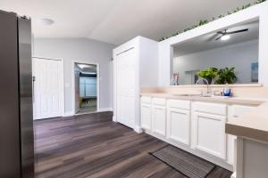 Family Retreat Near NAS JAX and Orang Park Mall with Gameroom