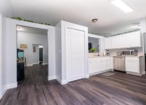 Family Retreat Near NAS JAX and Orang Park Mall with Gameroom