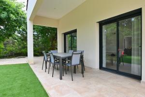 Villas Villa neuve climatisee, avec piscine - 15 mn d-Uzes et du Pont du Gard : photos des chambres