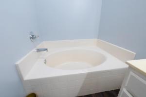 Family Retreat Near NAS JAX and Orang Park Mall with Gameroom