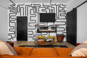 Eclectic Condo with Hot Tubs and E-Bikes