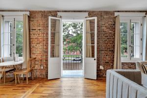 Esplanade Ave Stay wBalcony across French Quarter