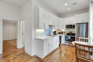 Esplanade Ave Stay wBalcony across French Quarter