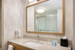 King Room with King Bed - Non-Smoking room in Hampton Inn & Suites Jekyll Island
