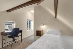 Central Guest House - Bedroom with Private Bathroom