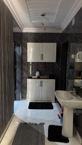 شقه انيقة بغرفه وصاله مدخل خاص