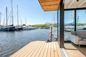 Moderne houseboat op het water!