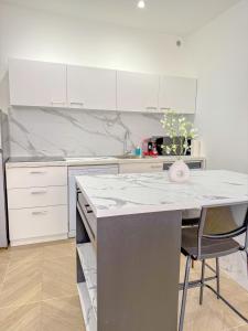 T1 luxe Hyper centre 100 m du port Clim wifi fibre