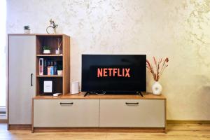 Chic, Sunny and Cozy One Bedroom Bliss