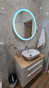 Blue Dolphin Apartment - Private indoor Pool, Jacuzzi, Garden