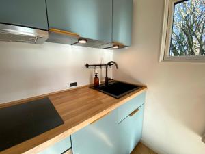 Private and lush tiny house 250m from beach