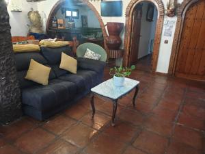 CASA TURÍSTICA Villa Carmen, CON AMPLIO JARDIN QUE INCLUYE BARBACOA, 2 PORCHES, PARKING PRIVADO Y PISCINA