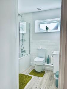 Dover Ferry Apartments x 2 Sleeps 10 with parking and castle views