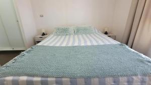 Característico departamento 2 habitaciones, capacidad 4 y 5 personas, excelente vista de la ciudad y mar