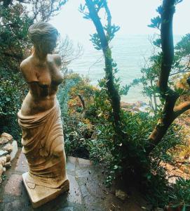 2 Tuscan seafront apartments with private access to sea