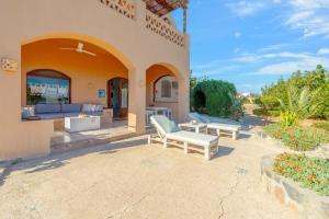 Rihanna apartment direct to the sea