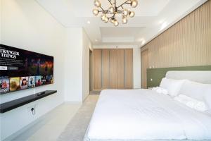 Luxe 2BR with Burj Khalifa View & Infinity Pool