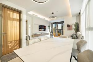 Luxe 2BR with Burj Khalifa View & Infinity Pool