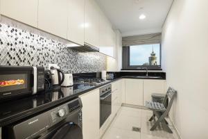 Luxe 2BR with Burj Khalifa View & Infinity Pool