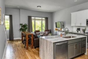 Spacious Nashville Home Sleeps 12 Rooftop Lounge