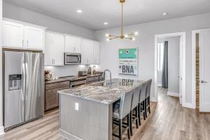 Spacious Nash Home for 12 Near Broadway