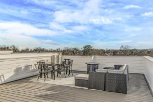 Spacious Nash Home for 12 Near Broadway