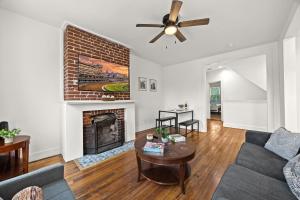 Charming 2nd-Floor Flat 3BR 2BA Free Parking