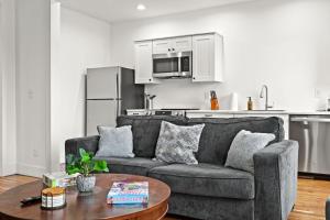 Charming 2nd-Floor Flat 3BR 2BA Free Parking