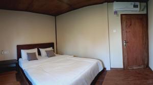 Phòng Giường Đôi Có Phòng Tắm Riêng (Double Room with Private Bathroom)