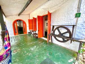 Casa rústica com piscina a 300mts da praia