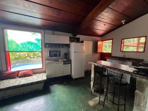 Casa rústica com piscina a 300mts da praia