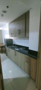 1 Studio with balcony, with own kitchen and washing machine, can cook and wash clothes, near in Manila Airport and walking distance in Mall of Asia and Manila Bay, Shore or Shell residence, pool view or city view