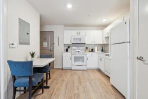Simplicity At the Rim 1207 I Spacious 1 Bed 1 Bth