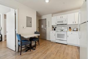Simplicity At the Rim 1419 I Spacious 1 Bed 1 Bth