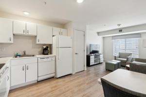 Simplicity At the Rim 1419 I Spacious 1 Bed 1 Bth
