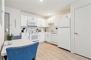 Simplicity At the Rim 1219 I Spacious 1 Bed 1 Bth