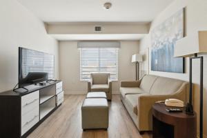 Simplicity At the Rim 1419 I Spacious 1 Bed 1 Bth