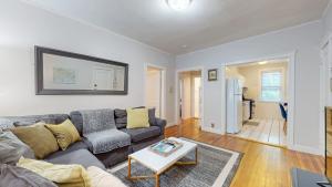 Steps to Longwood Medical,MBTA,Boston,shopping,pkg