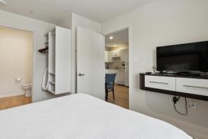 Simplicity At the Rim 1419 I Spacious 1 Bed 1 Bth