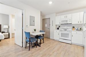 Simplicity At the Rim 1219 I Spacious 1 Bed 1 Bth