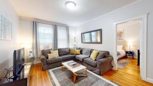 Steps to Longwood Medical,MBTA,Boston,shopping,pkg