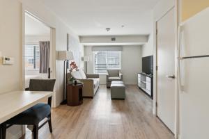 Simplicity At the Rim 1415 I Spacious 1 Bed 1 Bth