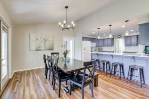 The Bella Vista Lakeside Treehouse Dock and Kayaks!